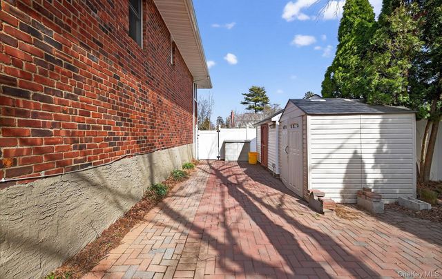 6 Wren Drive, Woodbury, NY 11797