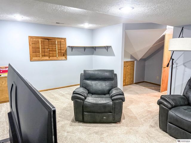 2329 Hogantown Drive, Bellevue, NE 68123