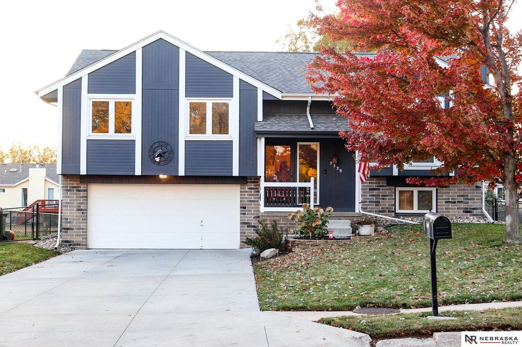2329 Hogantown Drive, Bellevue, NE 68123