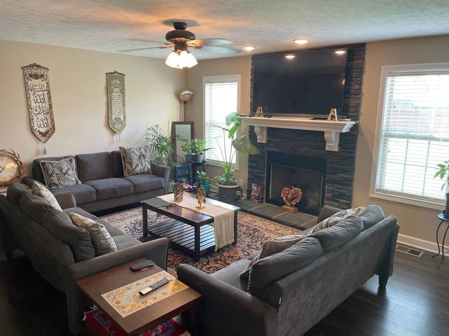 1046 Christian James Ct, Clarksville, TN 37043