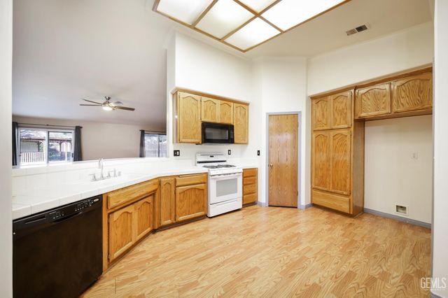 5618 Sicily Court, Bakersfield, CA 93308