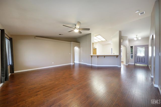 5618 Sicily Court, Bakersfield, CA 93308