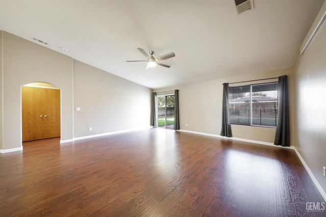 5618 Sicily Court, Bakersfield, CA 93308