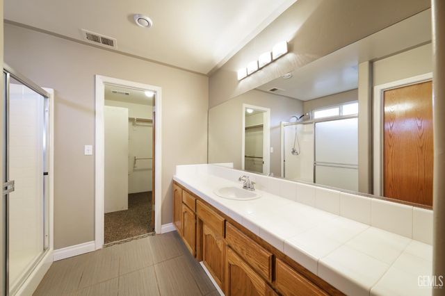 5618 Sicily Court, Bakersfield, CA 93308