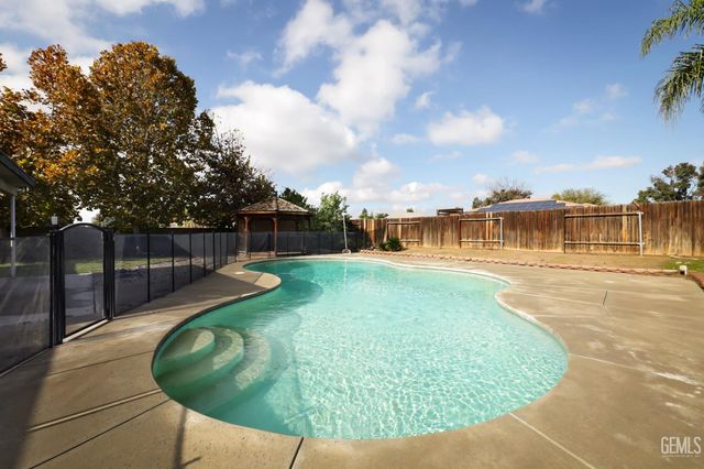 5618 Sicily Court, Bakersfield, CA 93308