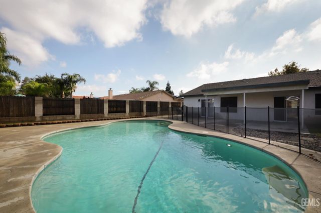 5618 Sicily Court, Bakersfield, CA 93308