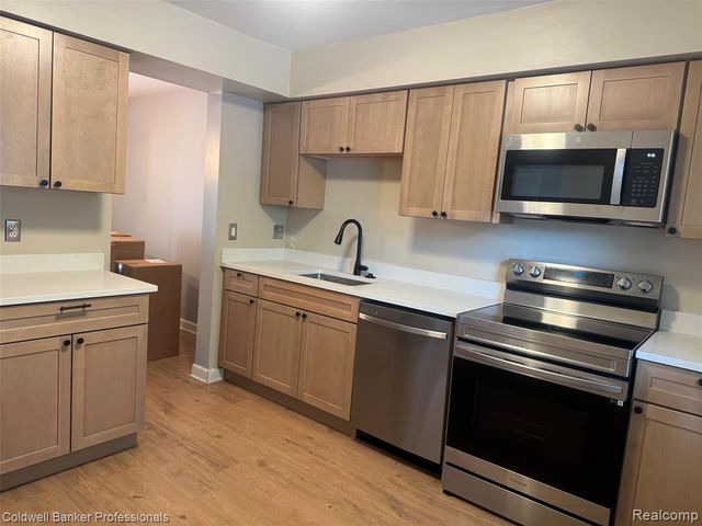 1805 Brentwood Drive 329, Troy, MI 48098