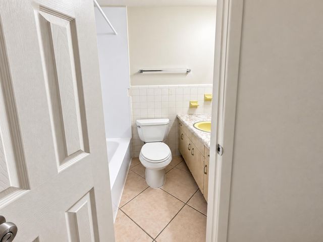 1960 NE 48 Street 11, Pompano Beach, FL 33064