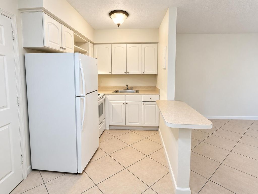 1960 NE 48 Street 11, Pompano Beach, FL 33064