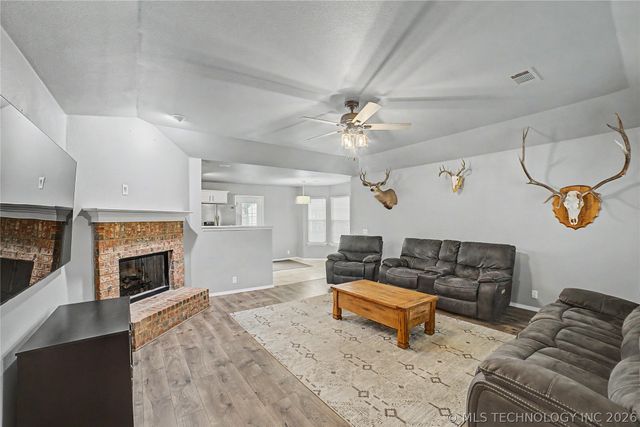 21820 W 12th Street S, Sand Springs, OK 74063