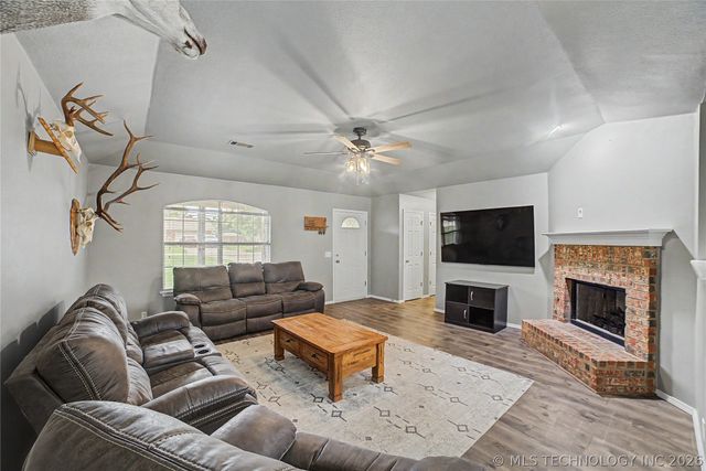 21820 W 12th Street S, Sand Springs, OK 74063