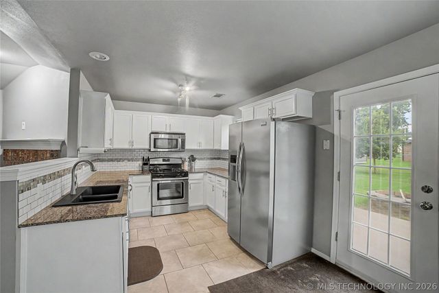 21820 W 12th Street S, Sand Springs, OK 74063