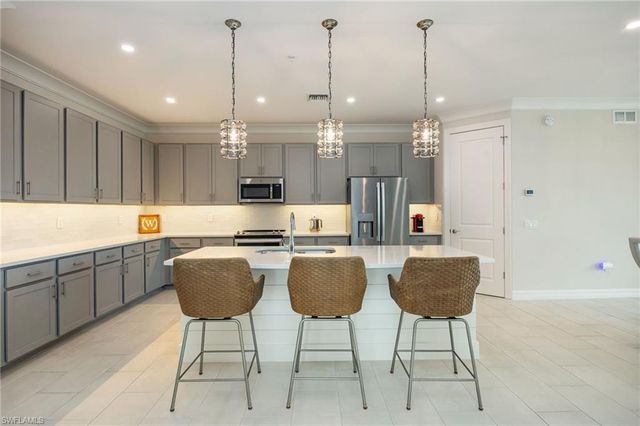 183 Indies DR E 202, Naples, FL 34114