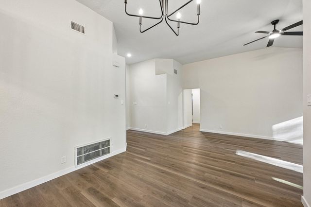 605 Hawthorne LN, Round Rock, TX 78664
