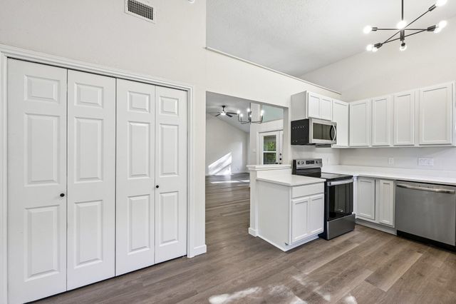 605 Hawthorne LN, Round Rock, TX 78664