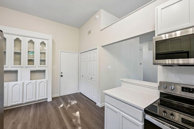 605 Hawthorne LN, Round Rock, TX 78664