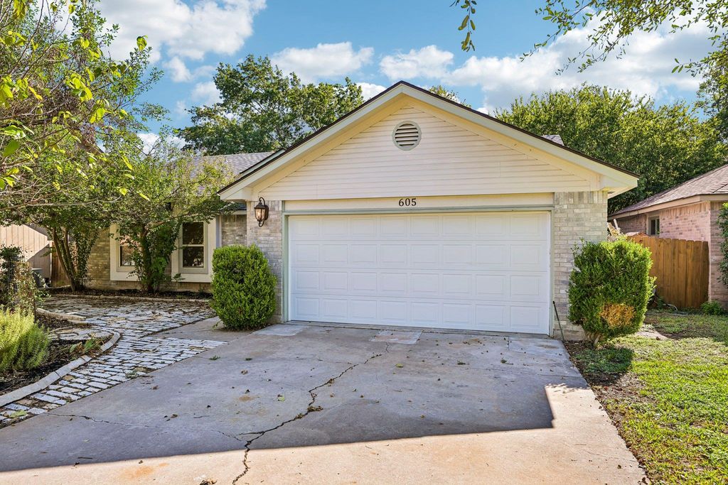 605 Hawthorne LN, Round Rock, TX 78664