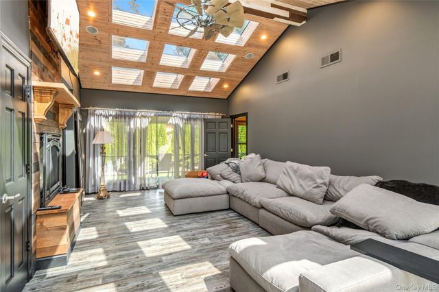 21 Princess, Oakdale, NY 11769