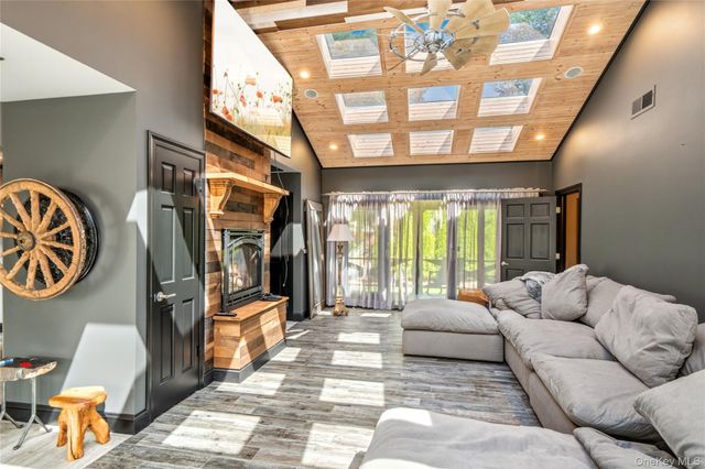 21 Princess, Oakdale, NY 11769