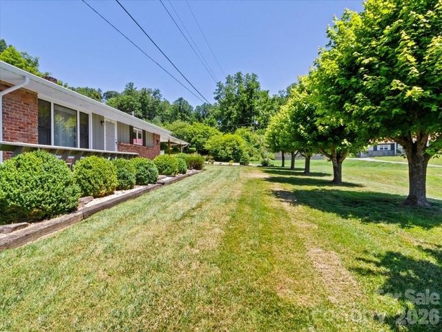39 Hawthorne Lane, Burnsville, NC 28714