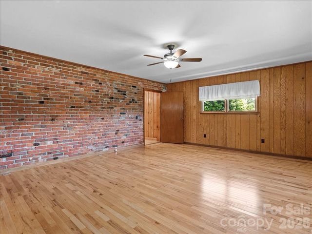 39 Hawthorne Lane, Burnsville, NC 28714