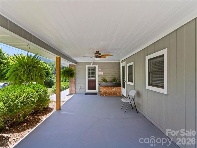 39 Hawthorne Lane, Burnsville, NC 28714