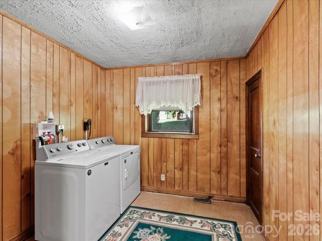 39 Hawthorne Lane, Burnsville, NC 28714