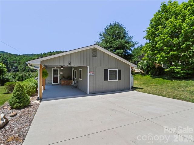 39 Hawthorne Lane, Burnsville, NC 28714