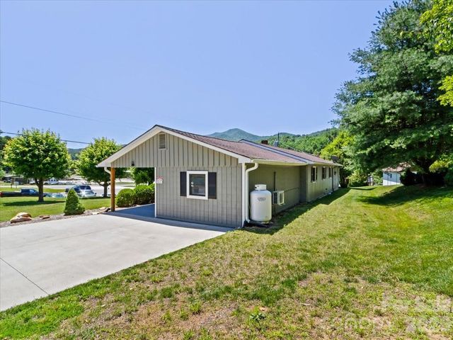 39 Hawthorne Lane, Burnsville, NC 28714