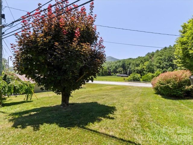 39 Hawthorne Lane, Burnsville, NC 28714