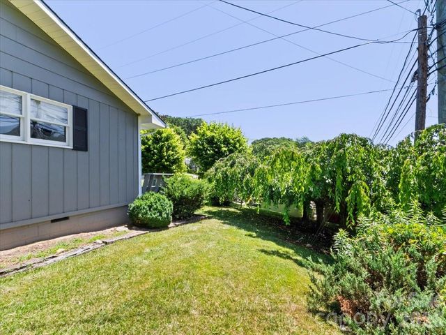 39 Hawthorne Lane, Burnsville, NC 28714