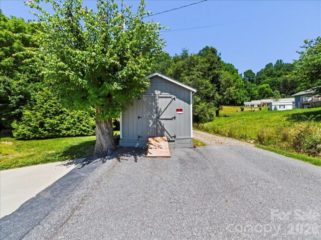 39 Hawthorne Lane, Burnsville, NC 28714