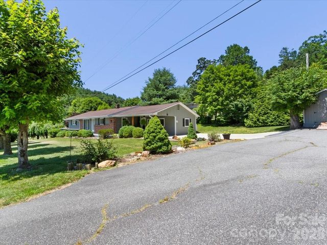39 Hawthorne Lane, Burnsville, NC 28714