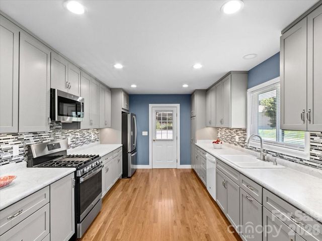 39 Hawthorne Lane, Burnsville, NC 28714
