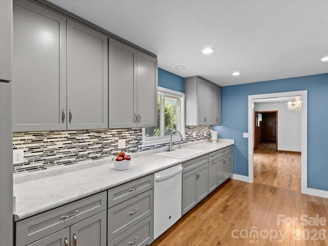 39 Hawthorne Lane, Burnsville, NC 28714