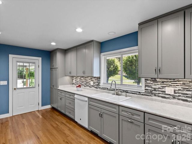 39 Hawthorne Lane, Burnsville, NC 28714