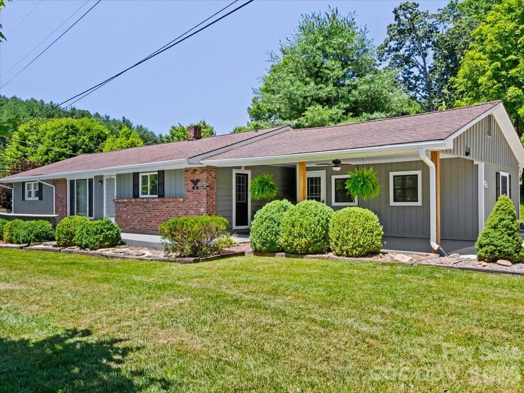 39 Hawthorne Lane, Burnsville, NC 28714