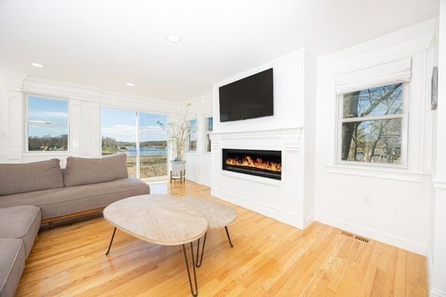 9 Chestnut Pl, Hingham, MA 02043