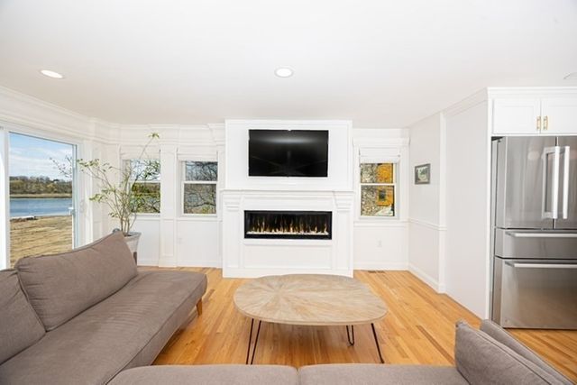 9 Chestnut Pl, Hingham, MA 02043
