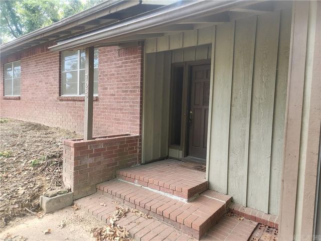 725 N Montgomery Street, Clarksville, AR 72830