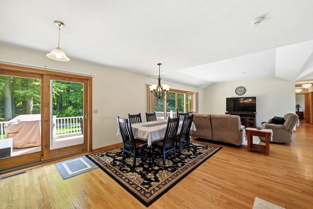 142 Oak Knoll Cir, Ludlow, MA 01056
