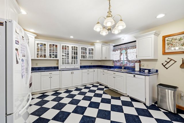 142 Oak Knoll Cir, Ludlow, MA 01056