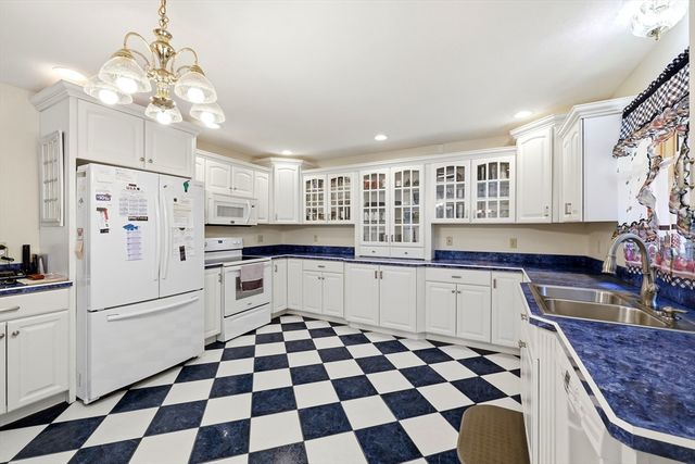 142 Oak Knoll Cir, Ludlow, MA 01056
