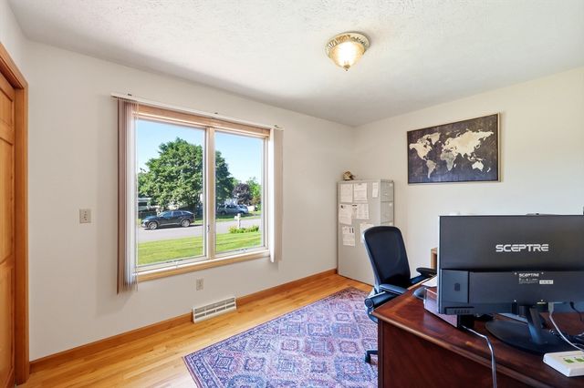 142 Oak Knoll Cir, Ludlow, MA 01056