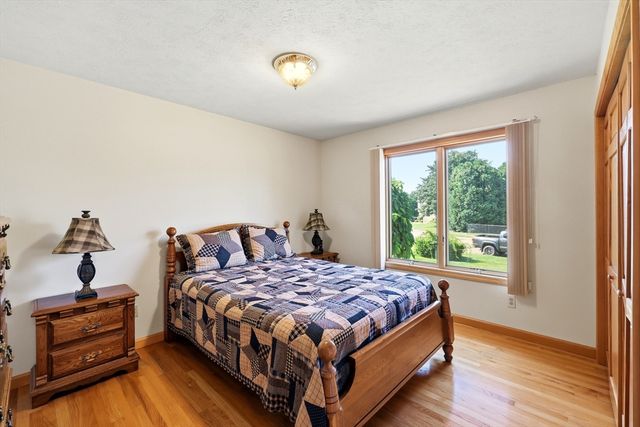 142 Oak Knoll Cir, Ludlow, MA 01056
