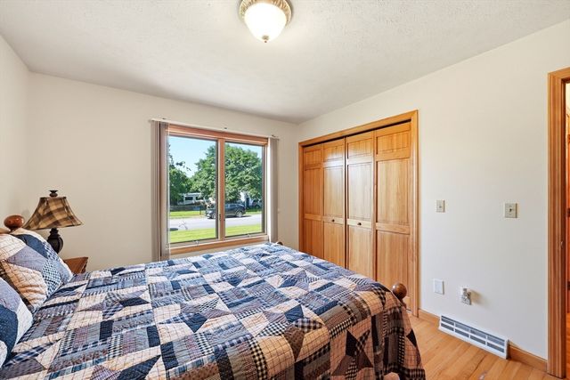 142 Oak Knoll Cir, Ludlow, MA 01056