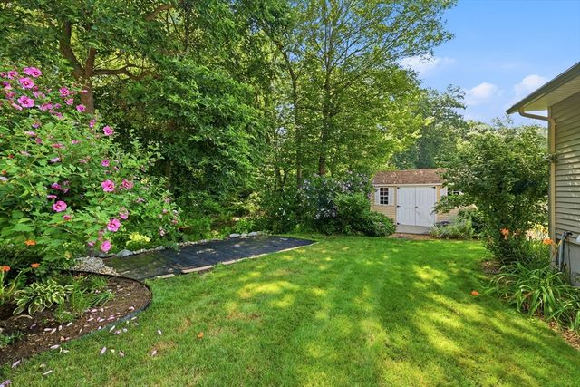 142 Oak Knoll Cir, Ludlow, MA 01056