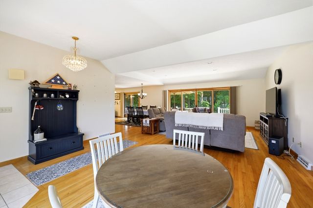 142 Oak Knoll Cir, Ludlow, MA 01056