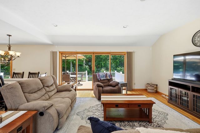 142 Oak Knoll Cir, Ludlow, MA 01056