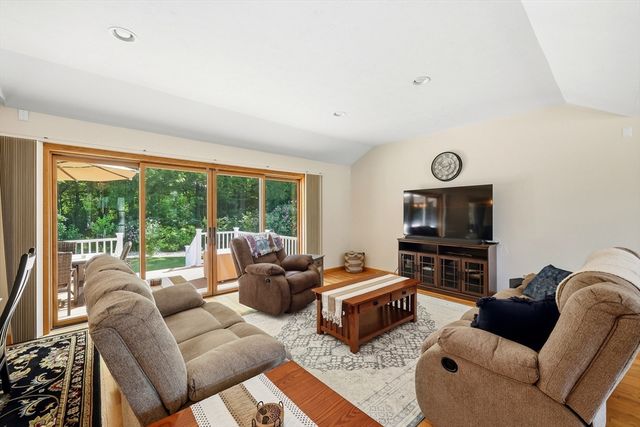 142 Oak Knoll Cir, Ludlow, MA 01056